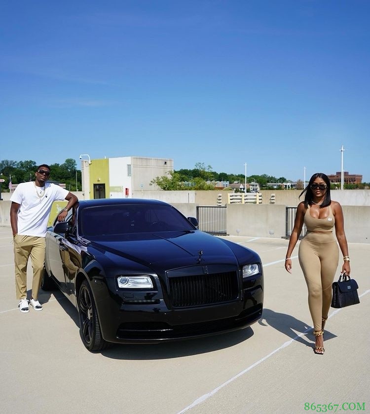 相当炸裂！卢尼与女友携手为运动品牌拍摄宣传照