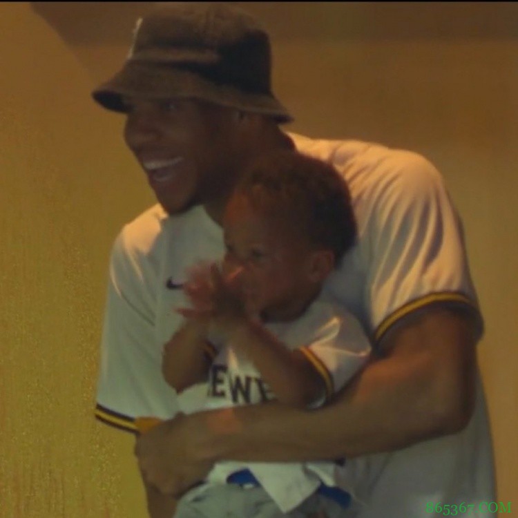 老板来了!字母哥现身酿酒人比赛现场看球