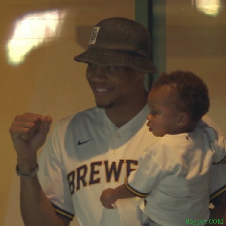 老板来了!字母哥现身酿酒人比赛现场看球