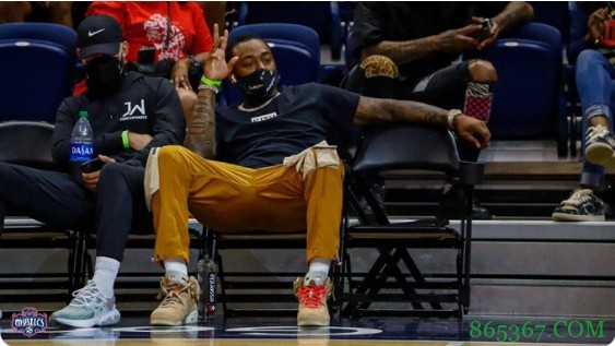 沃尔现身WNBA华盛顿神秘人主场观赛 并发推：永远爱你们！