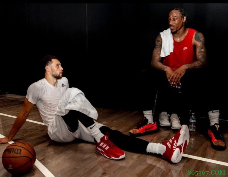 德罗赞社媒晒同拉文训练合照并配沙漏emoji⏳