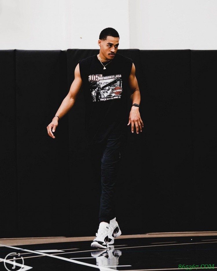 小伙壮实了不少！训练师晒勇士后卫普尔训练动态