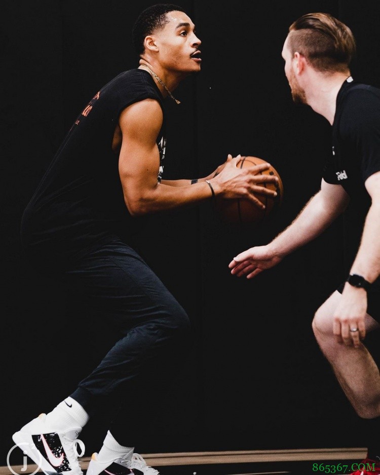 小伙壮实了不少！训练师晒勇士后卫普尔训练动态