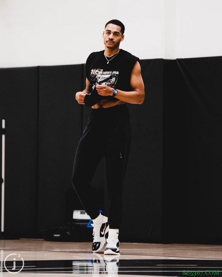 小伙壮实了不少！训练师晒勇士后卫普尔训练动态