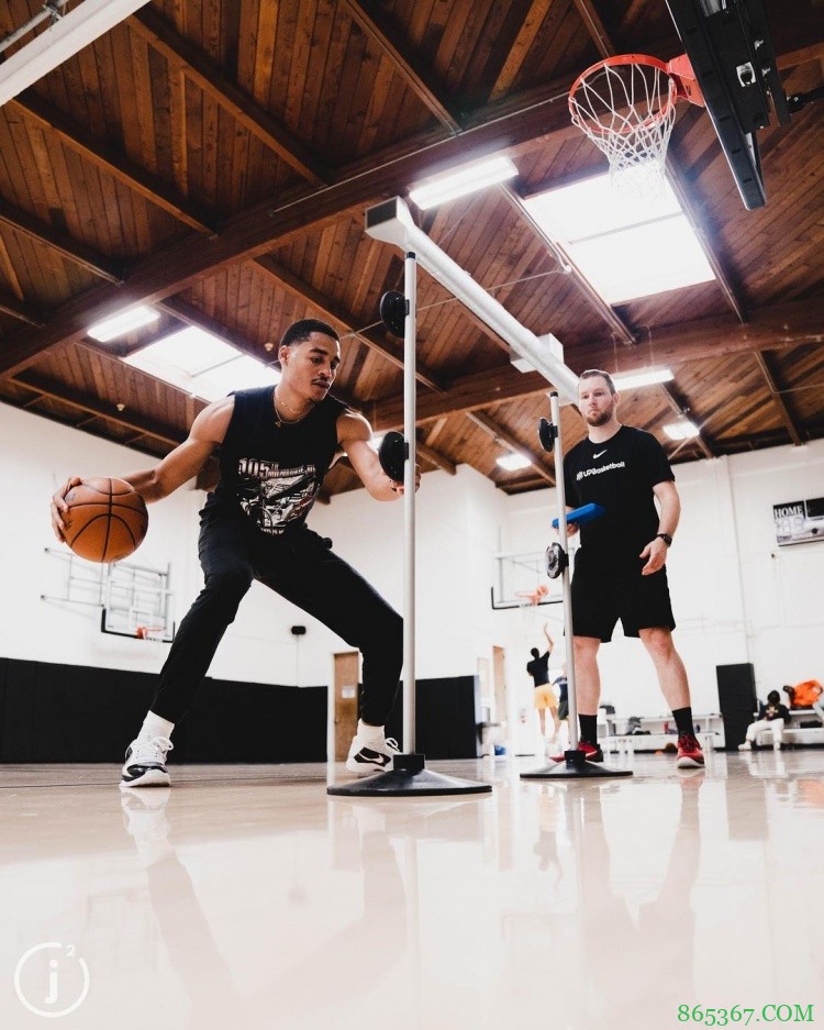 小伙壮实了不少！训练师晒勇士后卫普尔训练动态