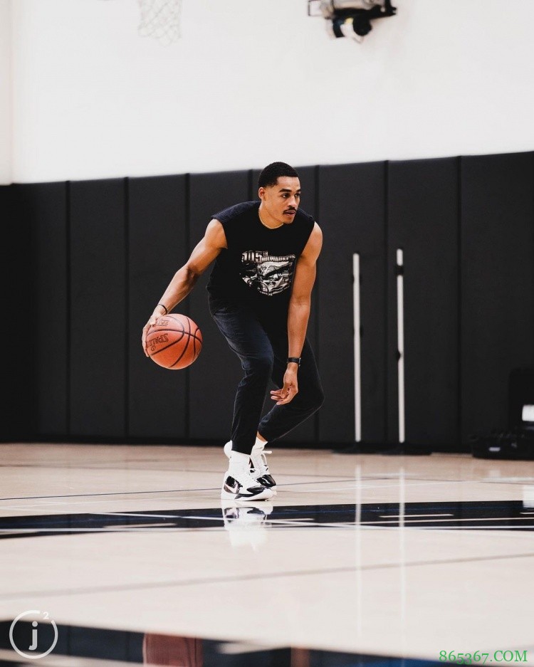 小伙壮实了不少！训练师晒勇士后卫普尔训练动态