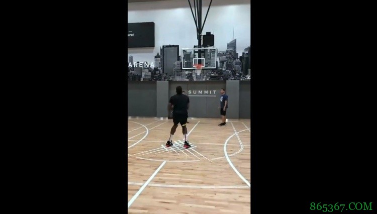 训练师晒哈登训练片段夸赞:哈登的启动和急停都太棒了