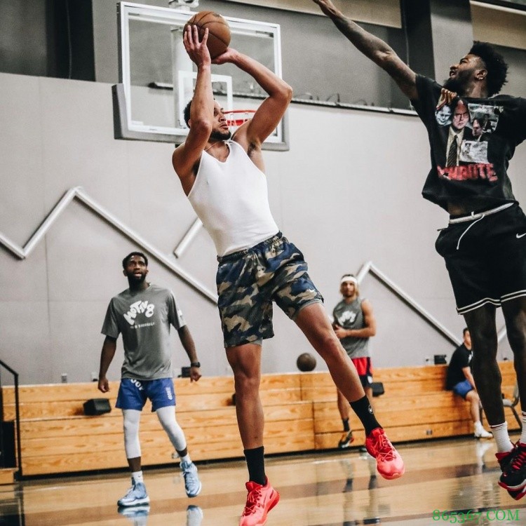 西蒙斯INS晒动态：和隆多一同训练&单手帅气劈扣