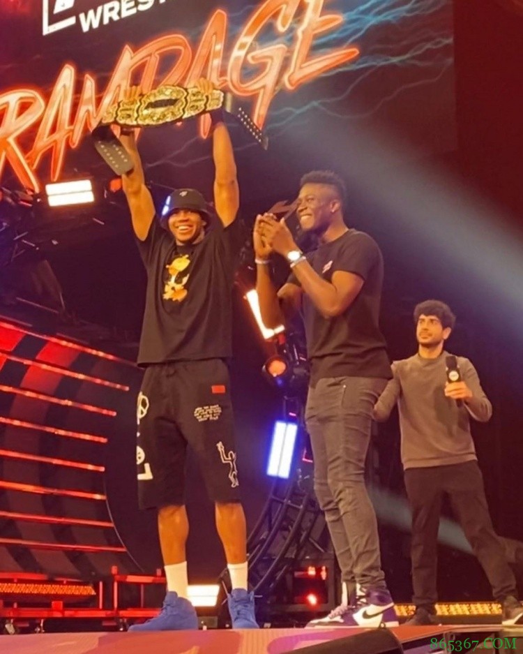 字母哥现身AEW职业摔角密尔沃基站 高捧金腰带引全场沸腾