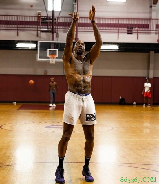 霍华德晒大汗淋漓训练照：全神贯注?