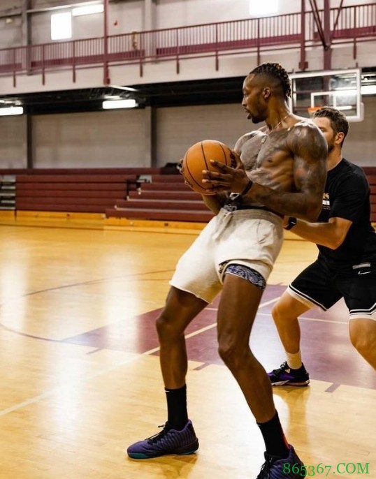 霍华德晒大汗淋漓训练照：全神贯注?