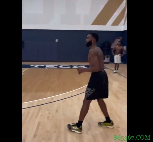 杰伦-布朗训练连中超远3分 队友：我可不会在库里的射程投篮