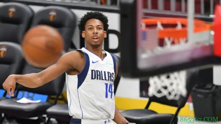 美记:独行侠已经裁掉后卫内特-辛顿 预计会有多支球队对其感兴趣