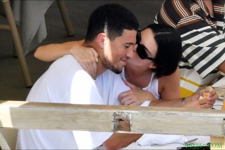 亲密爱人！美媒转发多张布克与詹娜在意大利游玩的照片