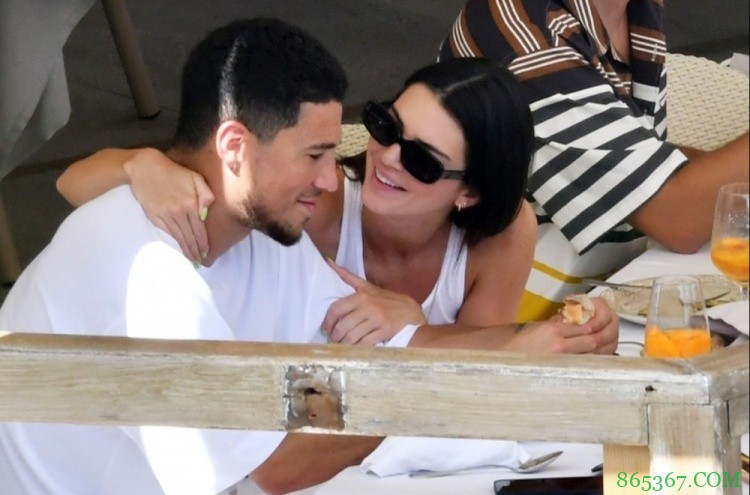 亲密爱人！美媒转发多张布克与詹娜在意大利游玩的照片