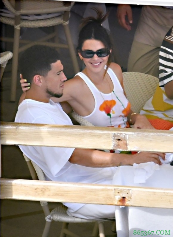 亲密爱人！美媒转发多张布克与詹娜在意大利游玩的照片