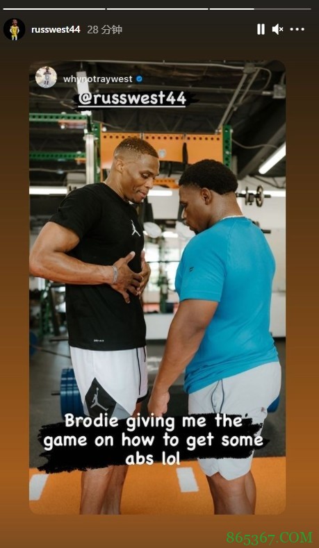 威少弟弟晒与威少一起健身:我哥今天教我练腹肌