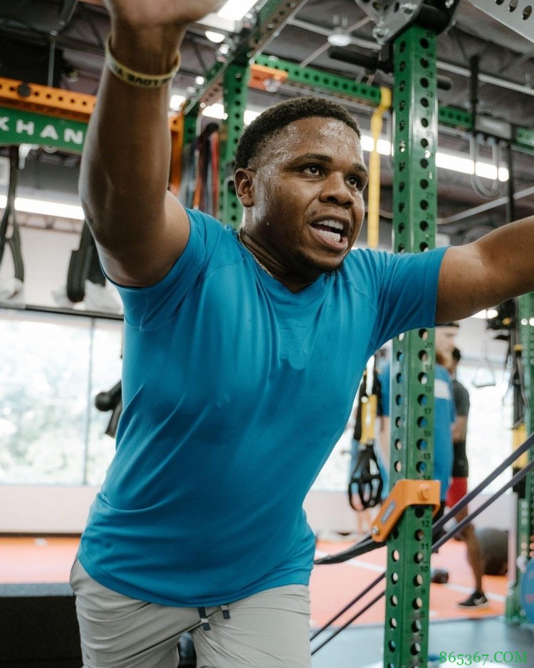 威少弟弟晒与威少一起健身:我哥今天教我练腹肌