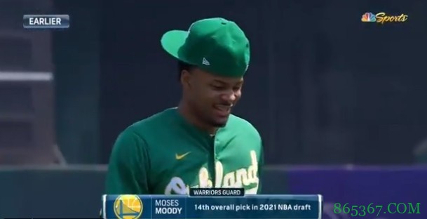 隔行如隔山？勇士新秀穆迪为棒球队开球 但是扔得太高