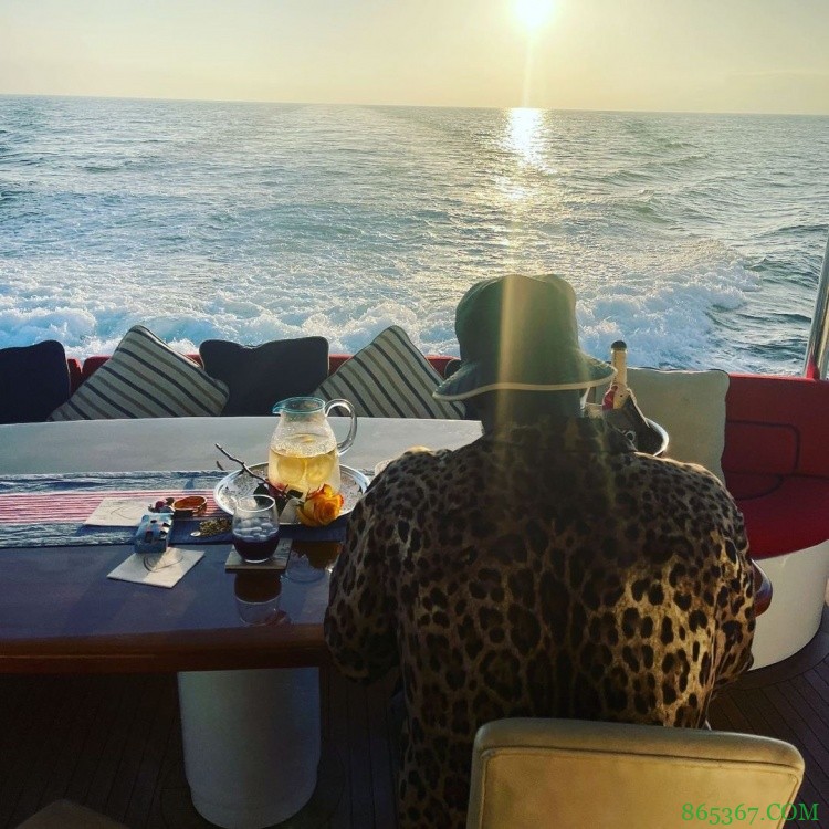 贝弗利社媒晒度假照：继续在自己身上下赌注吧