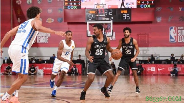 ?夏联-爱德华兹23分 霍尔17+7 雷霆轻取马刺止3连败