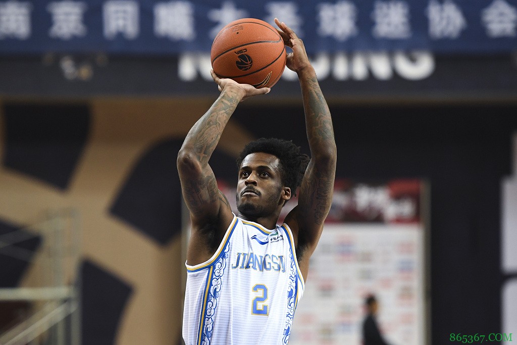 不俗！CBA名宿布莱克尼10中9轰下27分