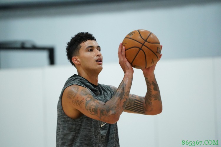 库兹马：上赛季在湖人我很乐于传球 休赛期提升了控球能力