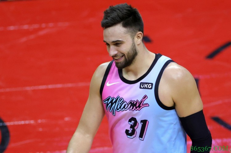 热火官方:球队正式签下马克斯尔-斯特鲁斯