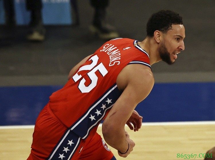 在TA的教练匿名评选中当选DPOY 西蒙斯转发:??