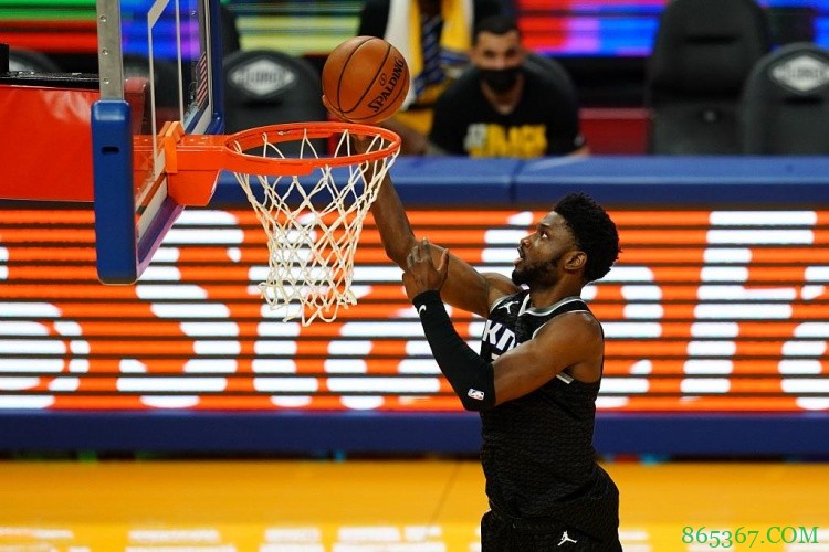 有UFC那味了!奥莫鲁伊对梅图凶狠犯规后者挥拳回击