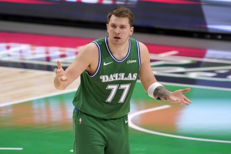 签了大合同？雷迪克@东契奇：打牌时候欠我的1700转一下