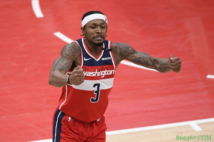 看啥呢？比尔更新推特 晒出神秘表情：?