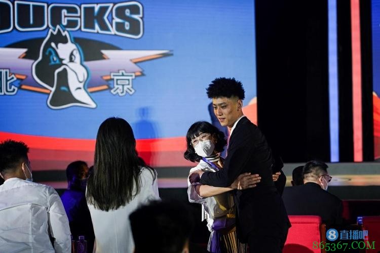 5号秀栾利程与首钢合练备战新赛季 翟晓川、王骁辉帮助其融入