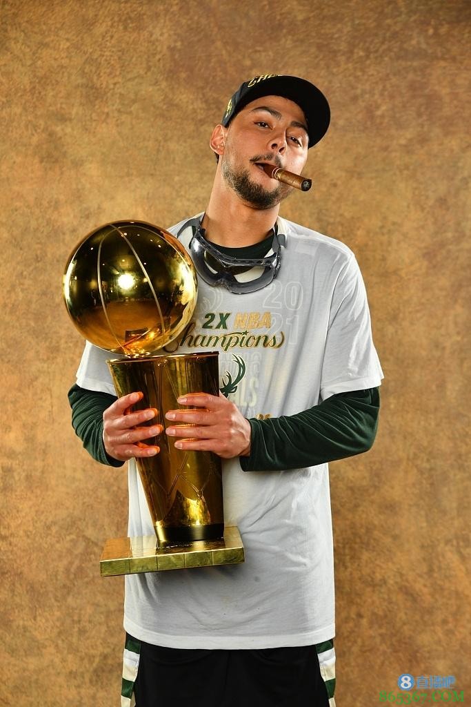 衣锦还乡！Shams：冠军后卫福布斯同意回归马刺