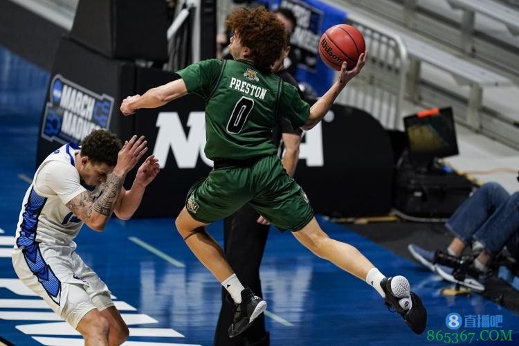 魔术在第33顺位选择杰森-普雷斯顿 随后将其送至快船