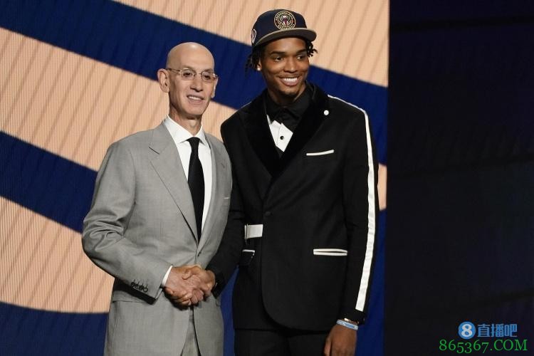 又一个叔叔！韦德祝贺新秀威廉姆斯：恭喜你 侄子 你梦想成真了