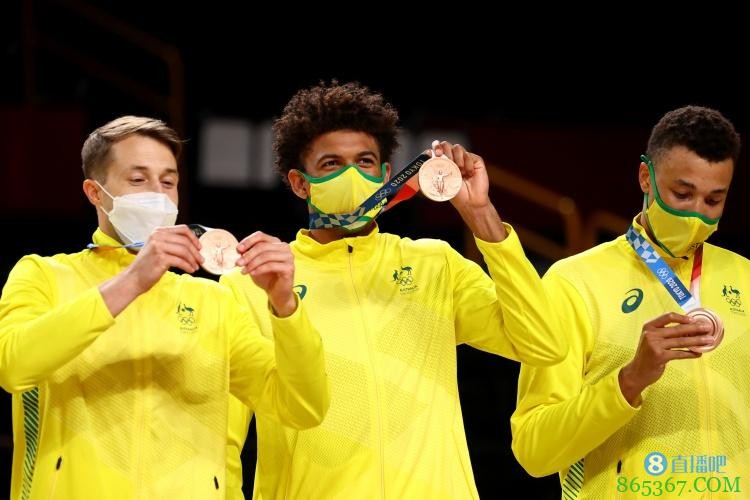 塞布尔晒铜牌并调侃:实际上这是玫瑰金