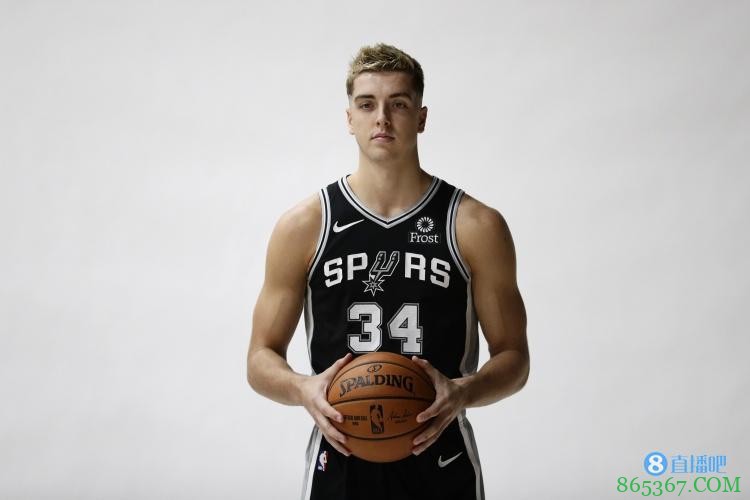 名记:鹈鹕与前锋道顿-霍姆斯签下了一份双向合同