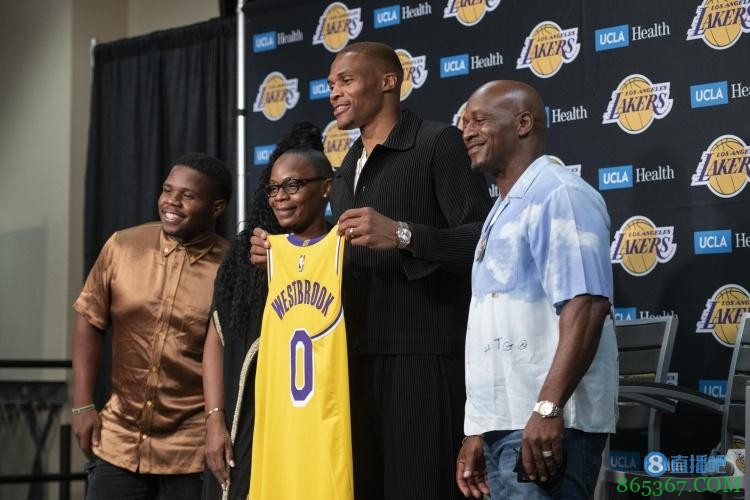 笑开了花！威少今日正式亮相湖人 手持紫金军团0号球衣