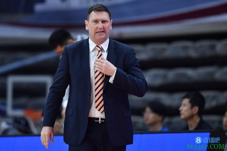 天津男篮官方：主教练凯撒已解除隔离 前往训练场与队伍汇合