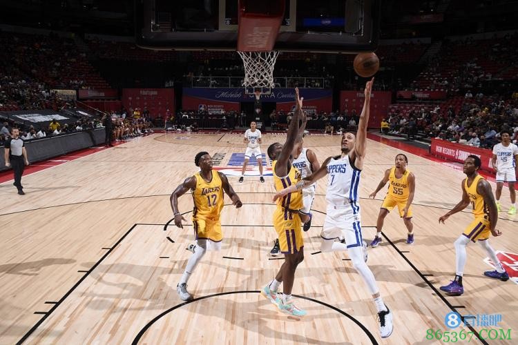 ?夏联-劳15+8 卡考克12+5 波士顿17+5 湖人险胜快船