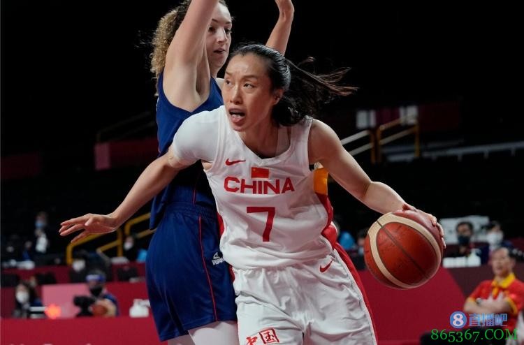 邵婷笑谈奥运纸板床:连姚主席都能睡 其他人就更没有问题了