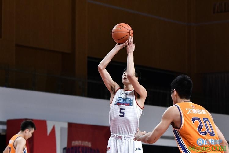 同曦官方：白杰以转会形式正式加盟同曦 双方签约四年