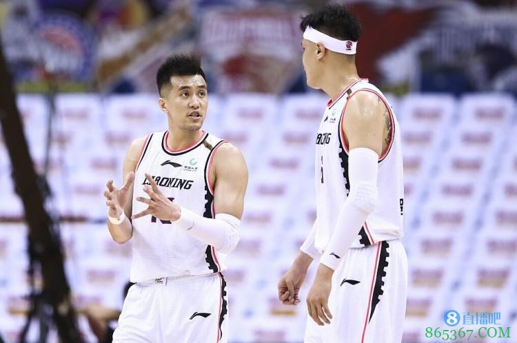 郭艾伦晒聚餐照:贺哥要离队了 我们这代人的青春要结束了