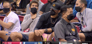 勇士VS猛龙夏季联赛 “小学生”库里场边督战