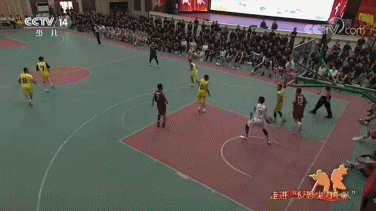 小丁公益赛扣篮时篮架出现晃动 场边工作人员吓得赶紧扶住