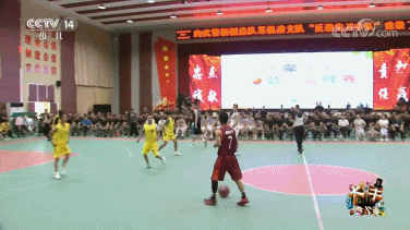 丁彦雨航现身央视少儿频道公益赛 命中多记三分&上演金鸡独立