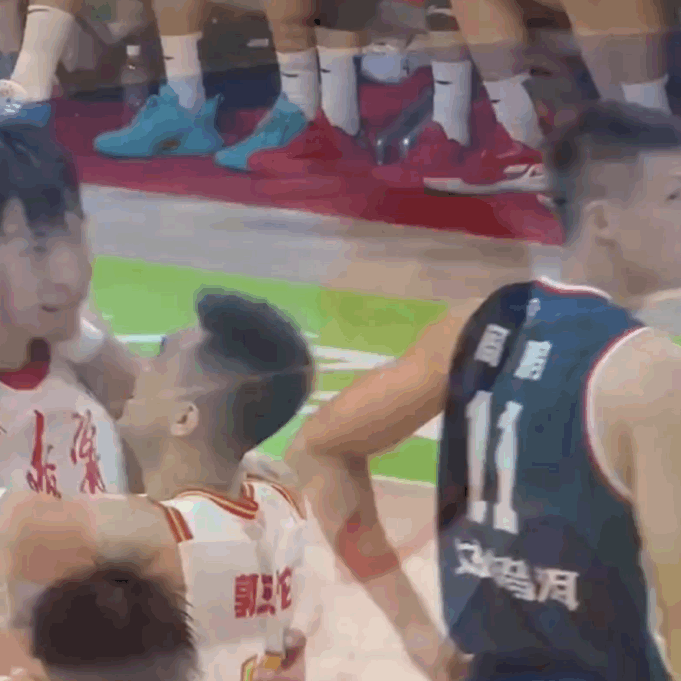 配个台词?夺金后郭艾伦疯狂摇周琦脑袋