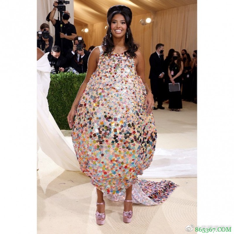 灯球造型~ 科比大女儿娜塔莉娅出席Met Gala