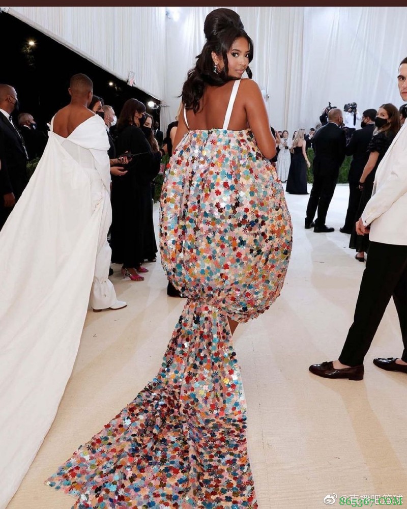 灯球造型~ 科比大女儿娜塔莉娅出席Met Gala